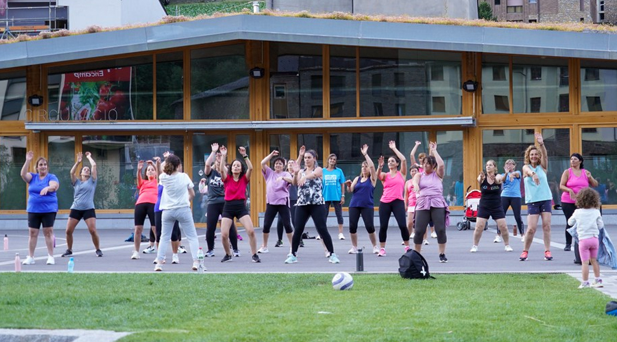 Una sessió de ball aeròbic llatí (zumba) al parc de l'Ossa durant l'estiu del 2025 (Comú d'Encamp)