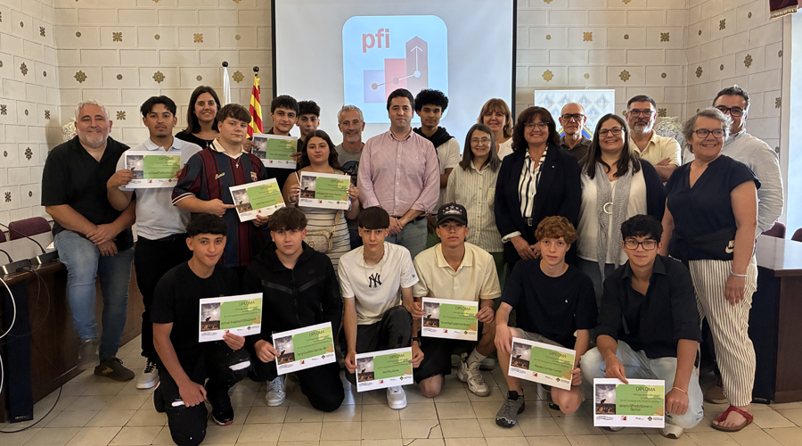 Els alumnes amb els seus diplomes