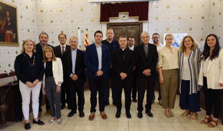 Al centre de la imatge, l'alcalde i el Bisbe d'Urgell