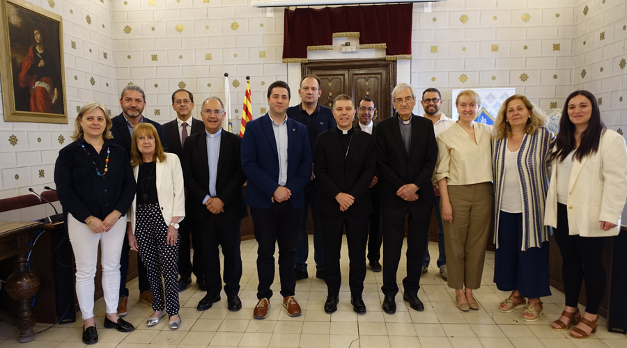 Al centre de la imatge, l'alcalde i el Bisbe d'Urgell