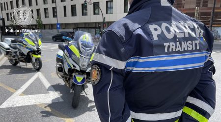 Un policia durant un control
