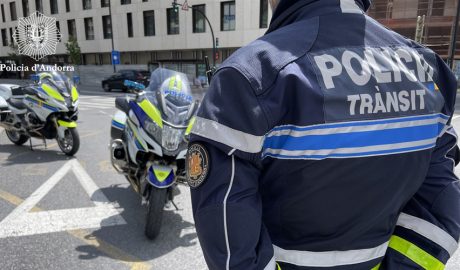Un policia durant un control