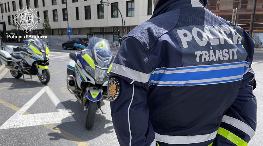 Un policia durant un control