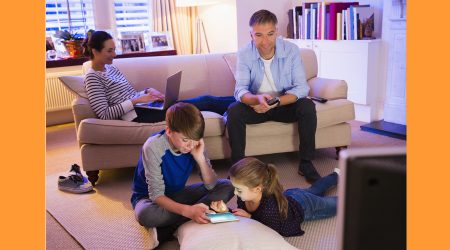 Una família enganxada a les pantalles