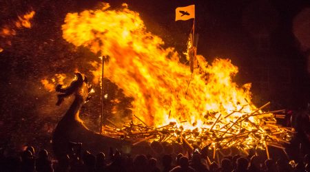 La rèplica d'un vaixell viking cremant-se a les illes Shetland