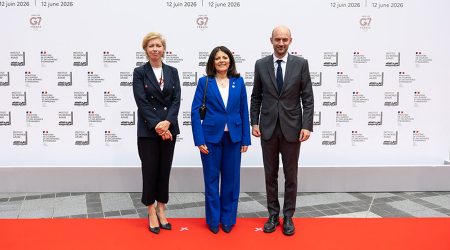 Al centre de la imatge, la ministra Imma Tor