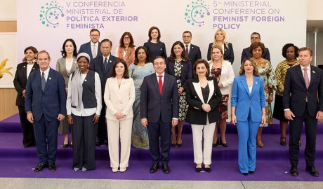 Tercera per l'esquerra, a la primera fila, la ministra Imma Tor