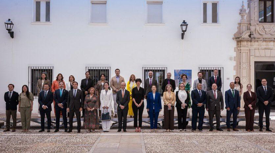 Tercer per l'esquerra, a la primera fila, el secretari d'Estat, Joan León