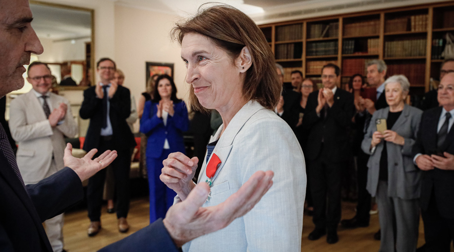 Maria Ubach un cop rebuda la condecoració