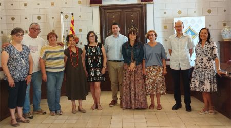 Els mestres jubilats amb les autoritats municipals