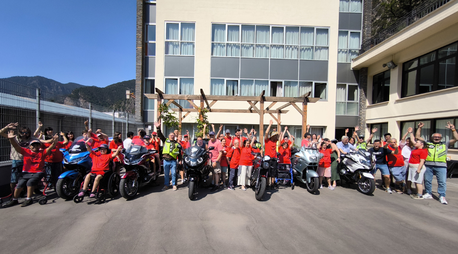 Foto de família amb els membres del centre i de la penya motorista
