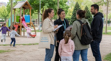 Membres del Grup de Treball de la Comissió de Pantalles en un parc fent preguntes als pares