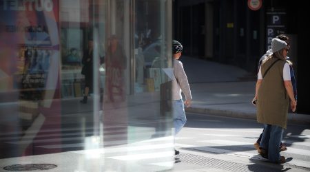 Persones transitant per la via pública