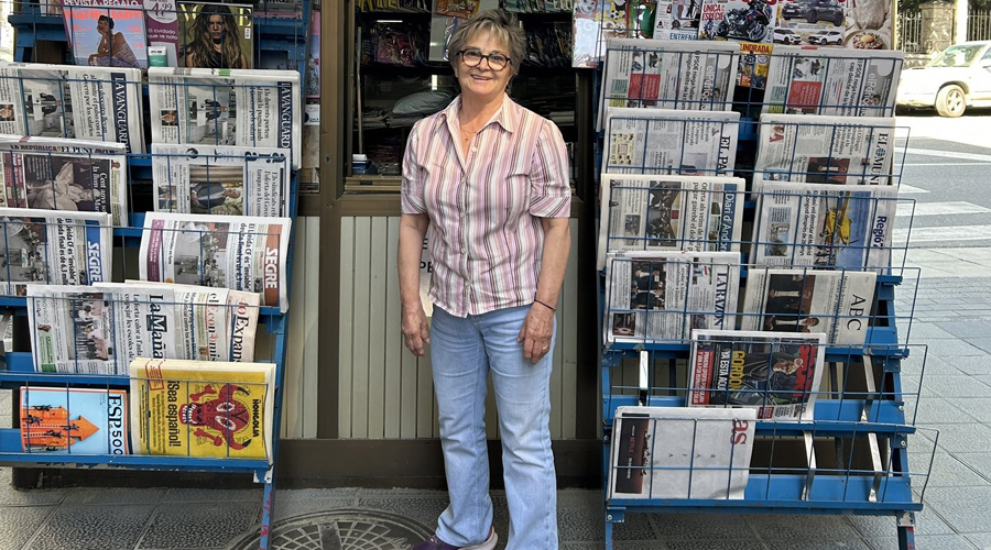 Lourdes Obiols, davant del Quiosc de l'avinguda, que aquest dimecres ha tancat per jubilació (Foto: RàdioSeu)