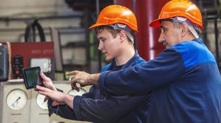 Un jove sent supervisat fent pràctiques en una empresa