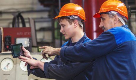 Un jove sent supervisat fent pràctiques en una empresa