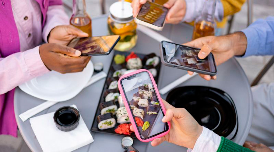 Un amics fotografiant sushi junts